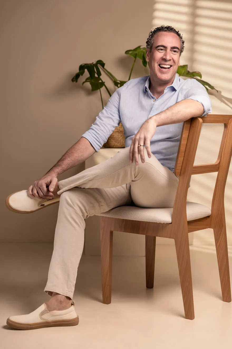 Dr. Haley Calcagnotto sorrindo, sentado em uma poltrona